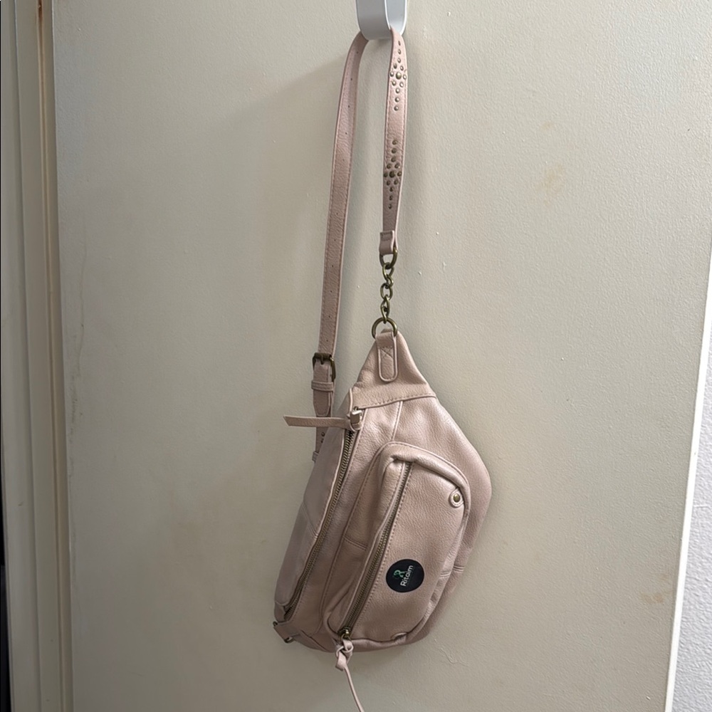 Cream Crossbody Bag with Adjustable Strap and Sleek Design